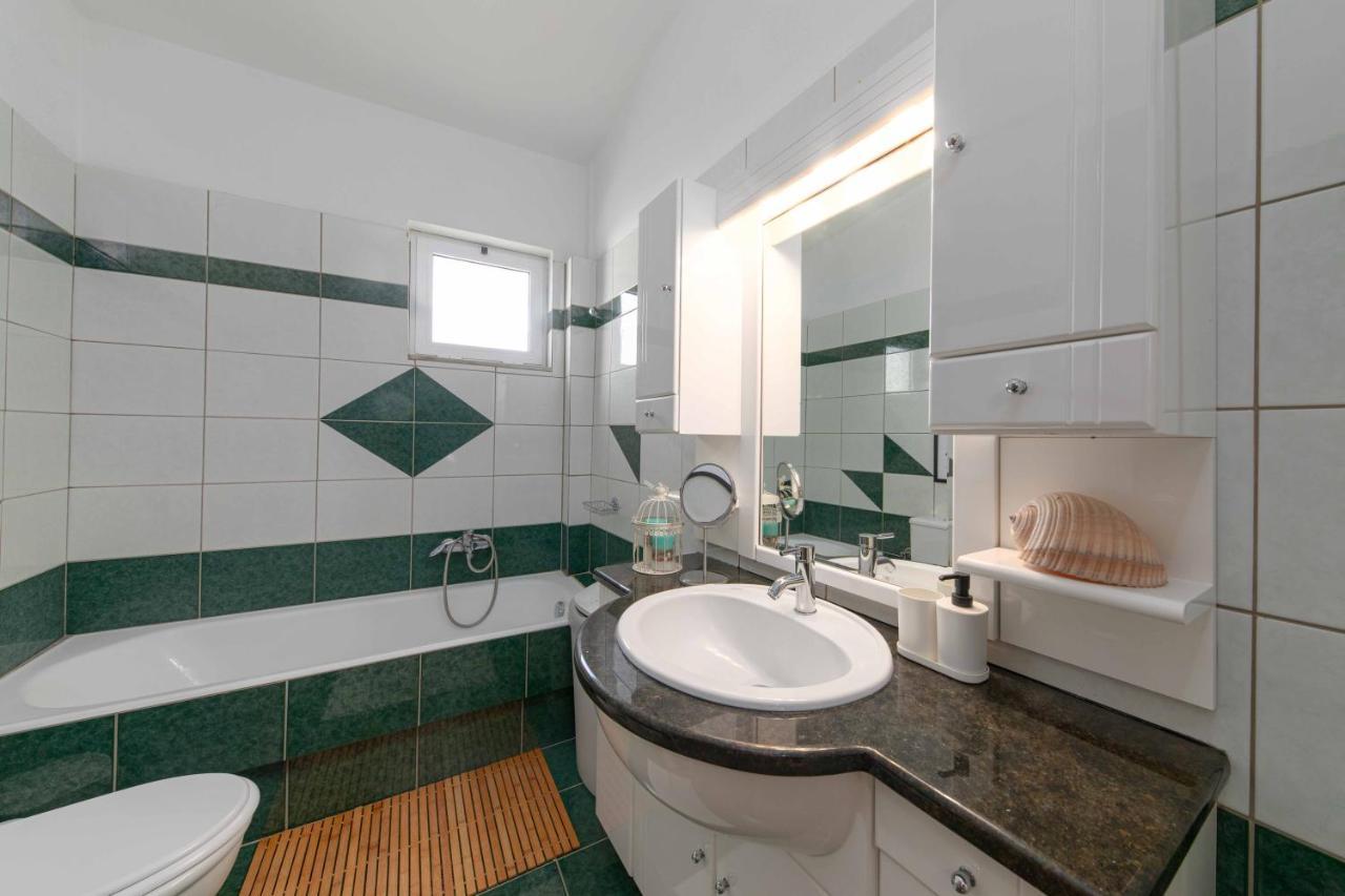 Villa Melenia For Family Holidays By The Agia Pelagia (Crete)