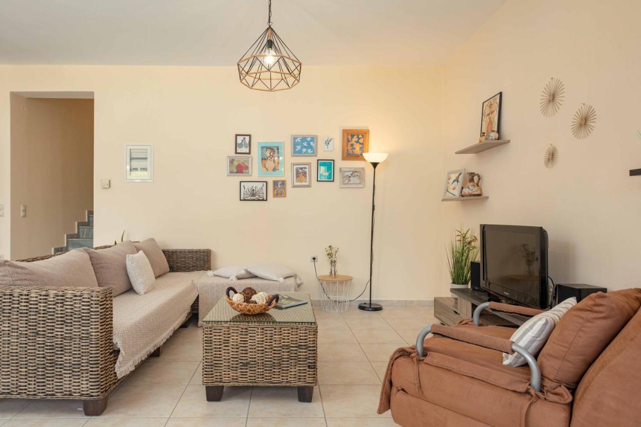 Villa Melenia For Family Holidays By The Agia Pelagia (Crete)